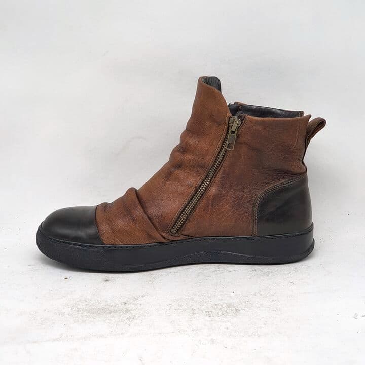 Brauner Lederstiefel mit Reißverschluss