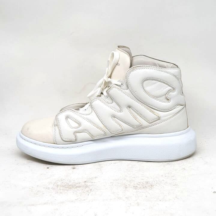 Weißer Alexander McQueen mit AMQ-Schriftzug