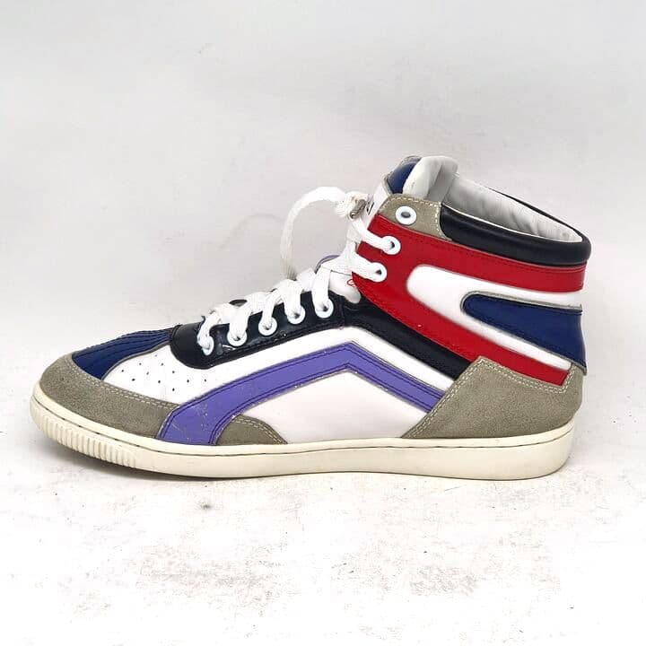 High-Top in Blau, Rot und Lila
