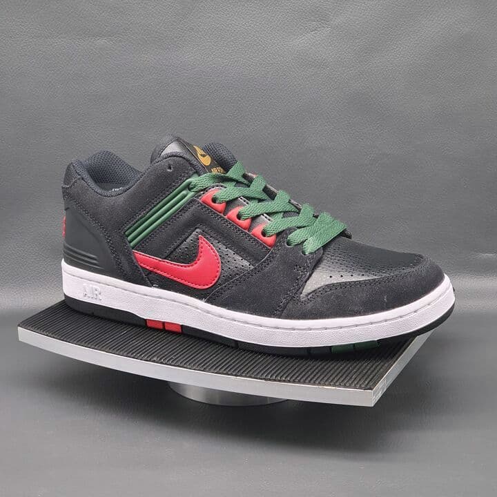 Schwarzer Nike-Sneaker mit roten Details